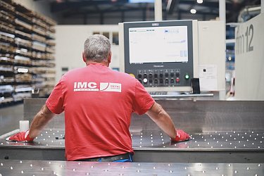 Za každým rezom stoja ľudia